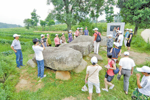 探秘大石墓。 涼山在線.jpg